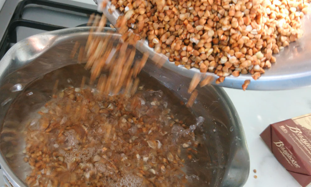 verser le sarrasin dans la casserole