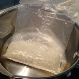 un sac de riz dans une casserole