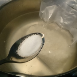 eau salée pour cuire le riz dans un sac