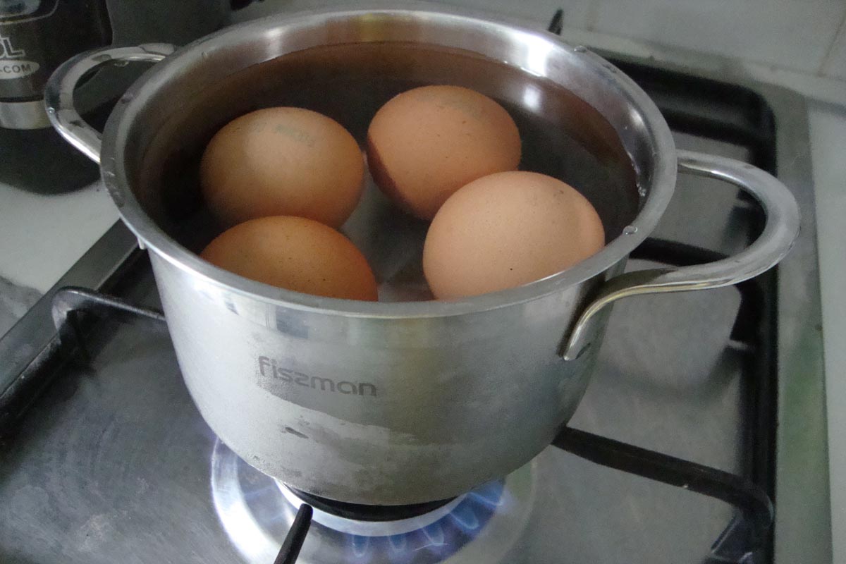 mettre le feu à un pot d'oeufs