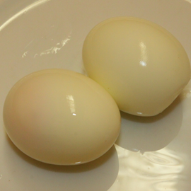 oeufs durs avec salade de champignons enoki
