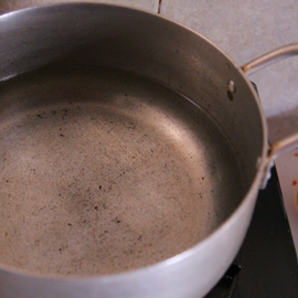 verser de l'eau dans une casserole eau bouillante