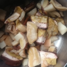 cèpes dans une casserole