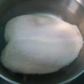 la poitrine de poulet est bouillie