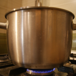 un bouillon riche est cuit sous le couvercle