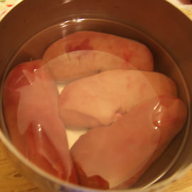 faire tremper les rognons de porc dans de l'eau salée