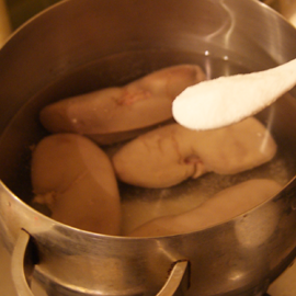 les rognons de porc sont bouillis