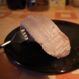 La peau de la langue de porc peut être facilement enlevée en rinçant la langue après l'avoir bouillie dans de l'eau froide.