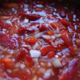 lecho est cuit poivron plongé dans la masse de tomates
