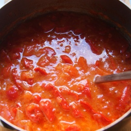 lecho prêt à l'emploi dans une casserole lecho cuit