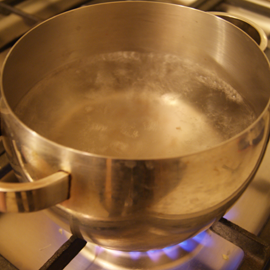Attendez que l'eau bout Faire bouillir de l'eau