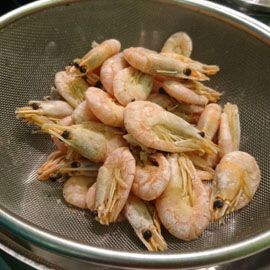 Casserole dans laquelle les crevettes sont bouillies