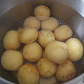 Les pommes de terre sont cuites dans leur uniforme