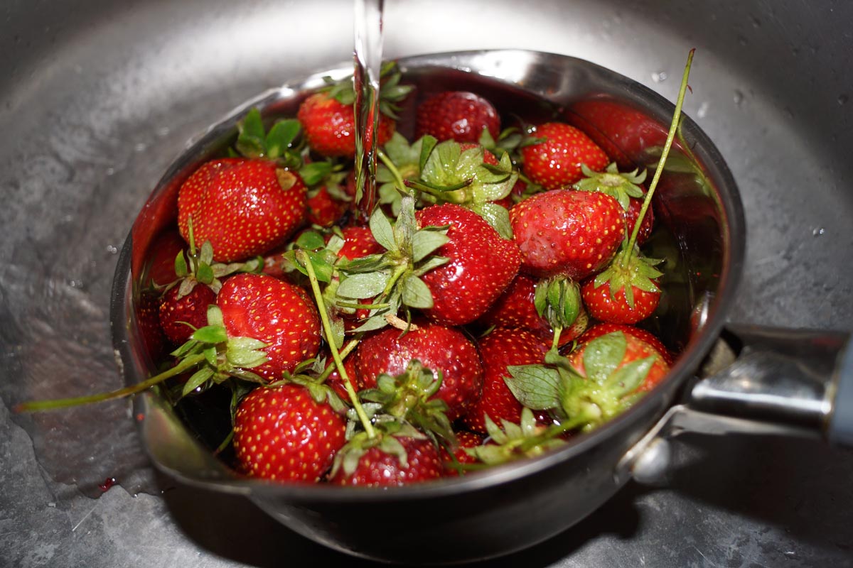 fraises sous l'eau courante